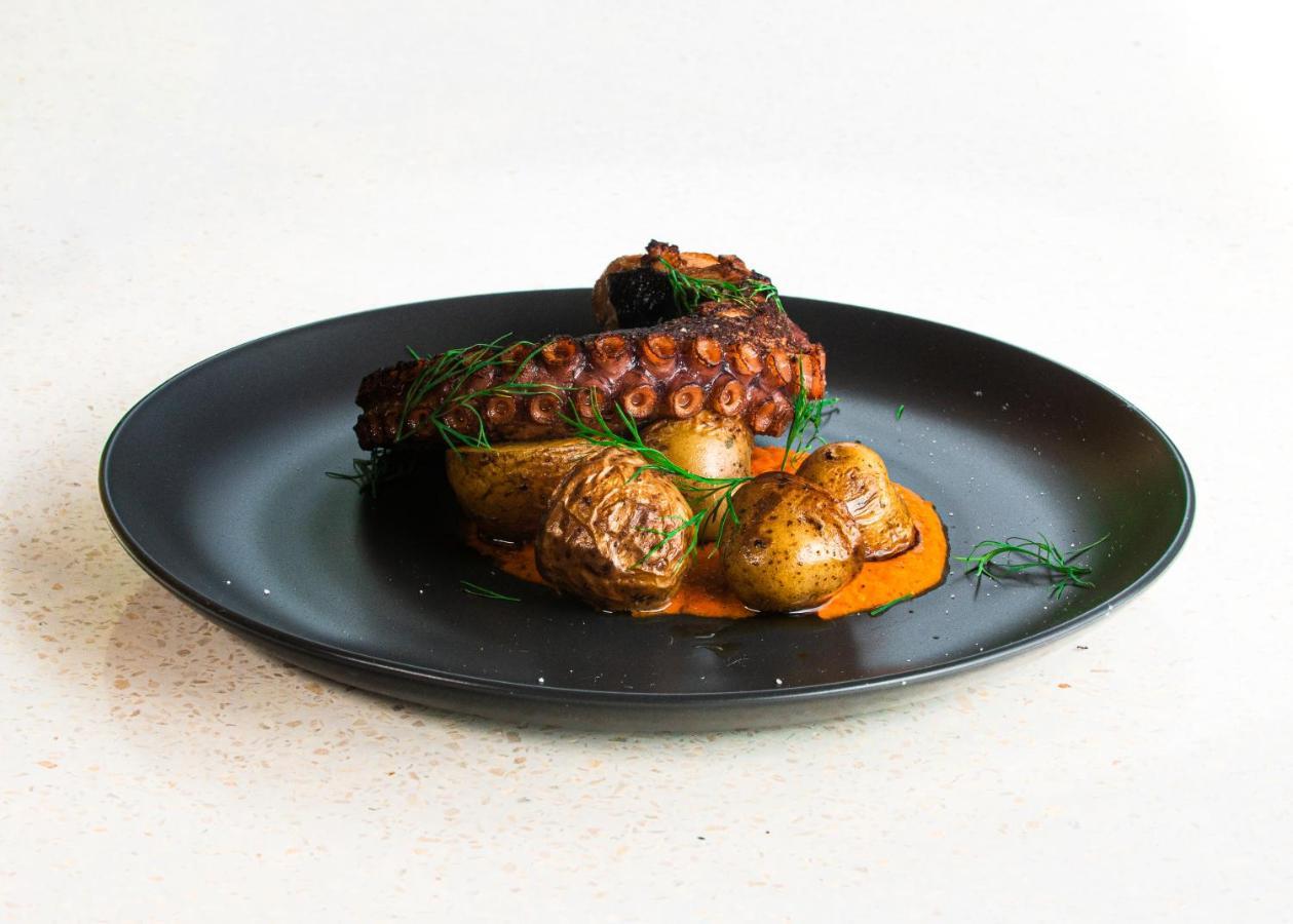 فندق Neano Escape مانغيس المظهر الخارجي الصورة Octopus with potatoes