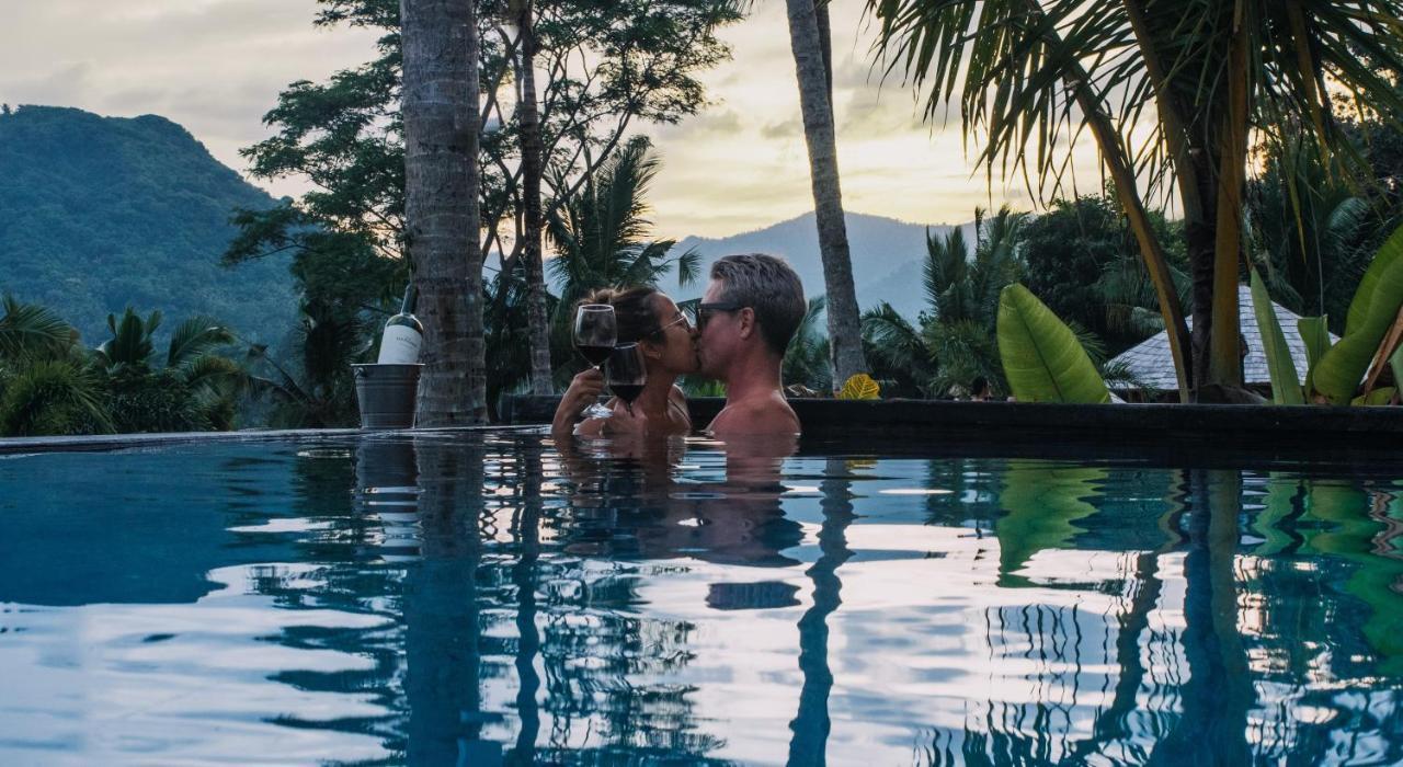 فندق Neano Escape مانغيس المظهر الخارجي الصورة A couple kissing in a swimming pool
